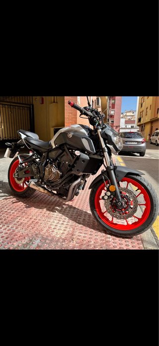 Yamaha MT-07 Naked Negra y Blanca