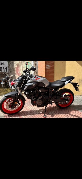 Yamaha MT-07 Naked Negra y Blanca