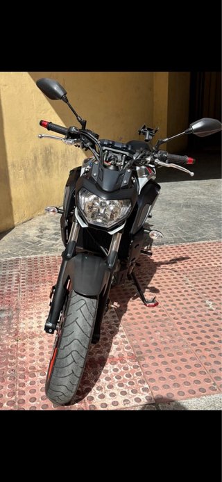 Yamaha MT-07 Naked Negra y Blanca