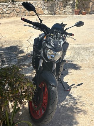Yamaha MT-07 Naked Negra y Blanca