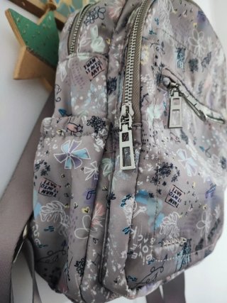 Mochila estampada gris y multicolor