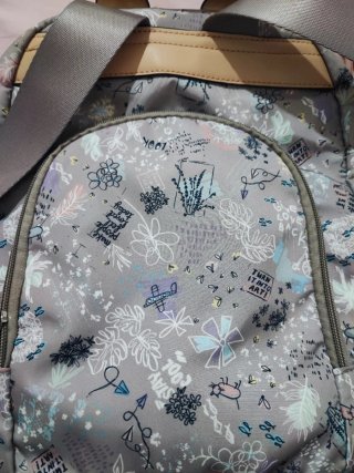 Mochila estampada gris y multicolor