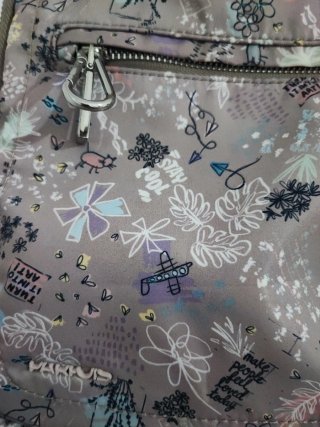 Mochila estampada gris y multicolor