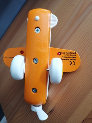 HAPE. Avión para niños color naranja.