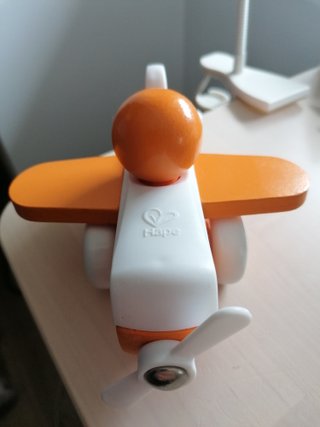 HAPE. Avión para niños color naranja.