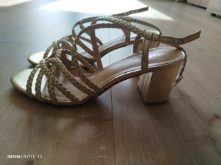 Sandalias doradas Kiabi
