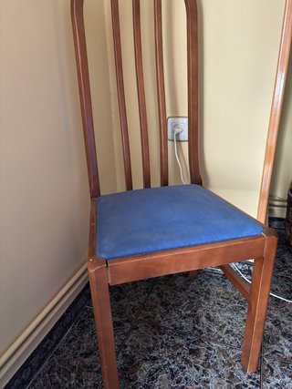 Sillas de madera con asiento azul
