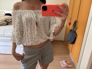 Blusa blanca con puntos azules