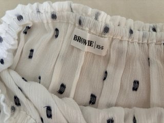 Blusa blanca con puntos azules