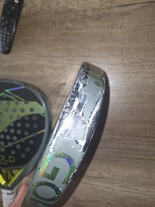 Pala de pádel con rotura mínima, lo demás perfecto