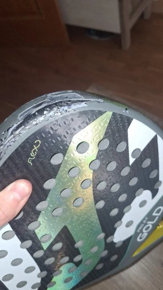 Pala de pádel con rotura mínima, lo demás perfecto