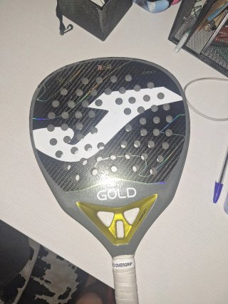 Pala de pádel con rotura mínima, lo demás perfecto