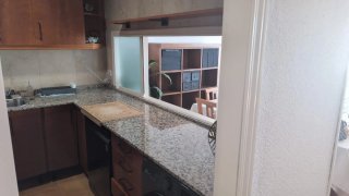 Cocina completa madera y encimera granito.