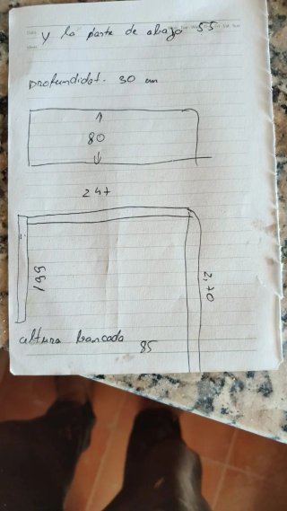 Cocina completa madera y encimera granito.