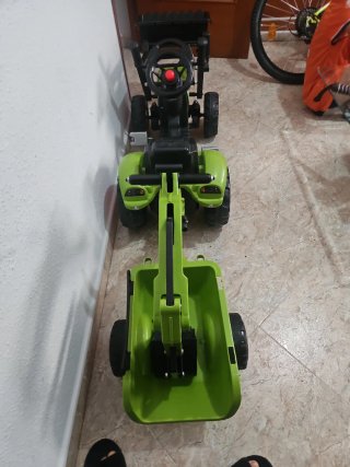 Tractor de juguete con pala frontal