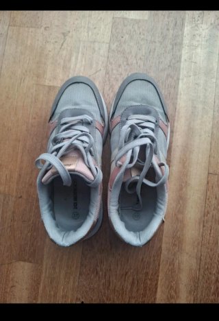 Zapatillas grises y rosas