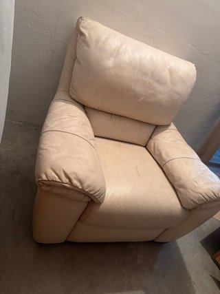 Sillón de piel color crema
