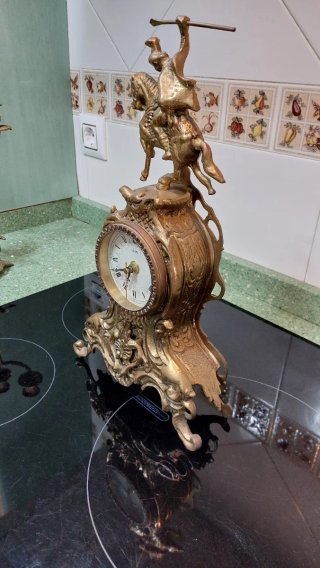 Orologio e Candelabri Antichi in Metallo