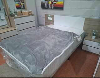 Muebles de dormitorio: Cama, mesita y cómoda