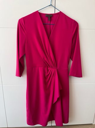 Vestido fucsia con fruncido en cintura