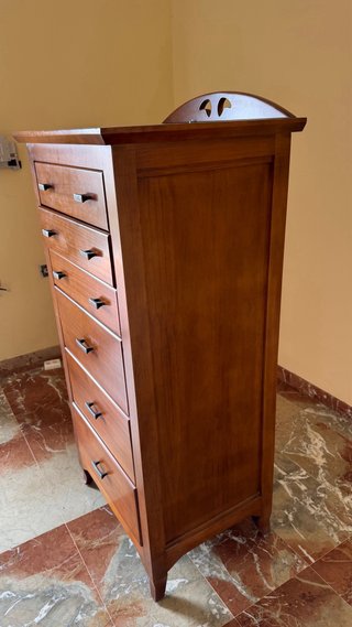 Cómoda y mesita de noche de madera