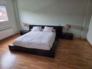 Cama, mesitas, cabecero y cómoda