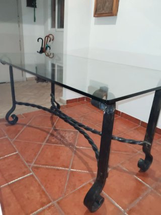 Mesa de forja y cristal
