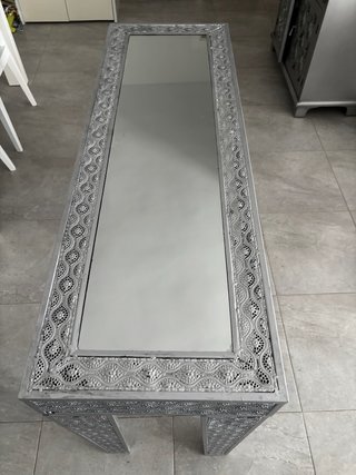 Mesa de entrada plateada con cristal
