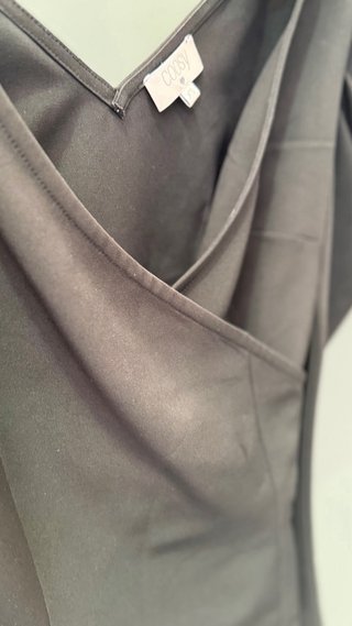 Blusa negra manga abullonada escote pico