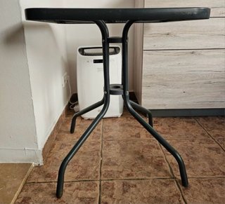Mesa de cristal y metal gris