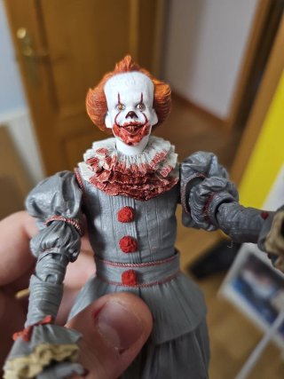 Figura Neca Pennywise con Globo Rojo