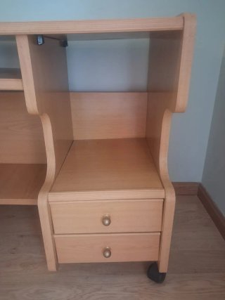 Tavolo da scrivania in legno con ruote