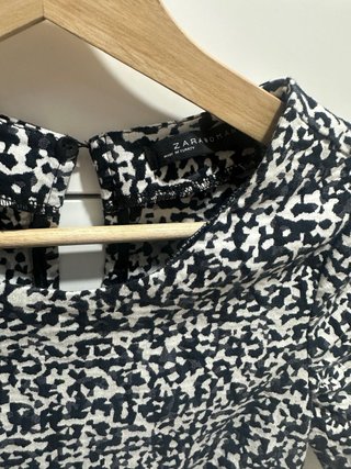 Camiseta Zara volante cremallera espalda XS