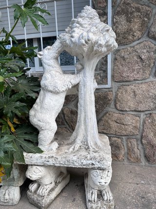 Escultura jardín de piedra de oso y árbol