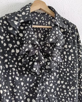 Blusa negra lunares blancos con volantes fluida