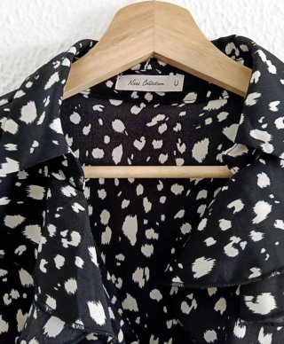 Blusa negra lunares blancos con volantes fluida