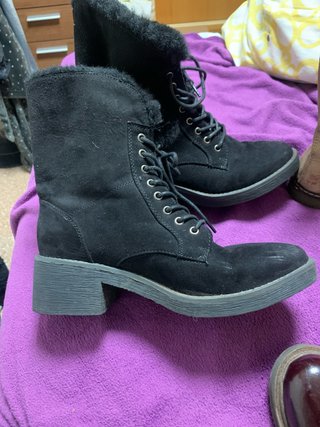 Botas negras con cordones y pelo