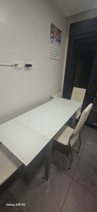 Mesa de cocina con 4 sillas