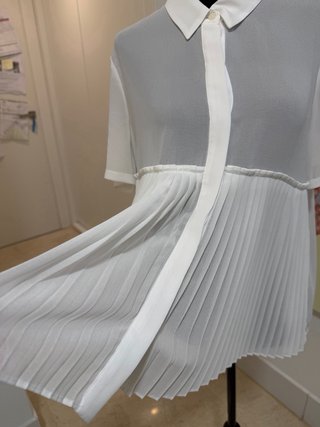 Blusa Benetton blanca plisada