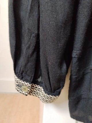 Camisa Negra Flamenco Bordada. Botón partido