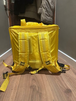 Mochila Glovo Amarilla y Plateada