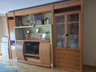 Mueble de comedor de madera con vitrina