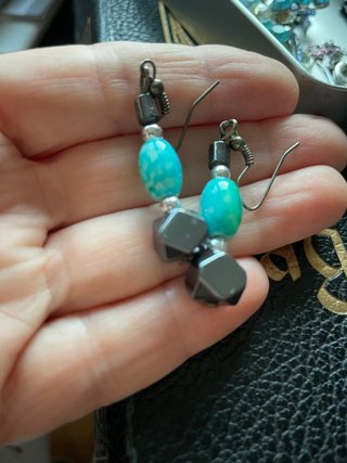 Pendientes artesanales howlita turquesa y hematita