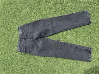 Pantalones vaqueros negros rotos
