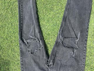 Pantalones vaqueros negros rotos