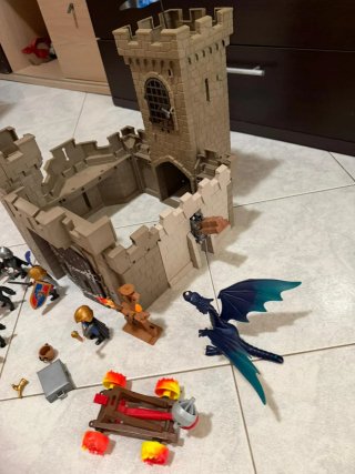 Playmobil Castello con Cavalieri e Dragone
