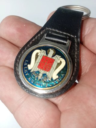 Insignias y llaveros militares