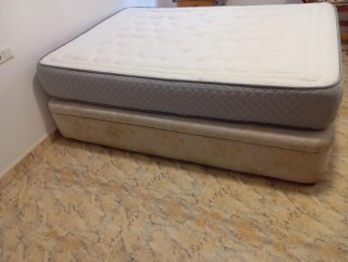 Colchón gris y blanco