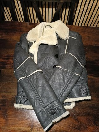 Chaqueta cuero chica negra y beige