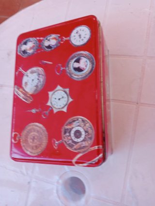 Caja Metálica Roja Decorada Relojes